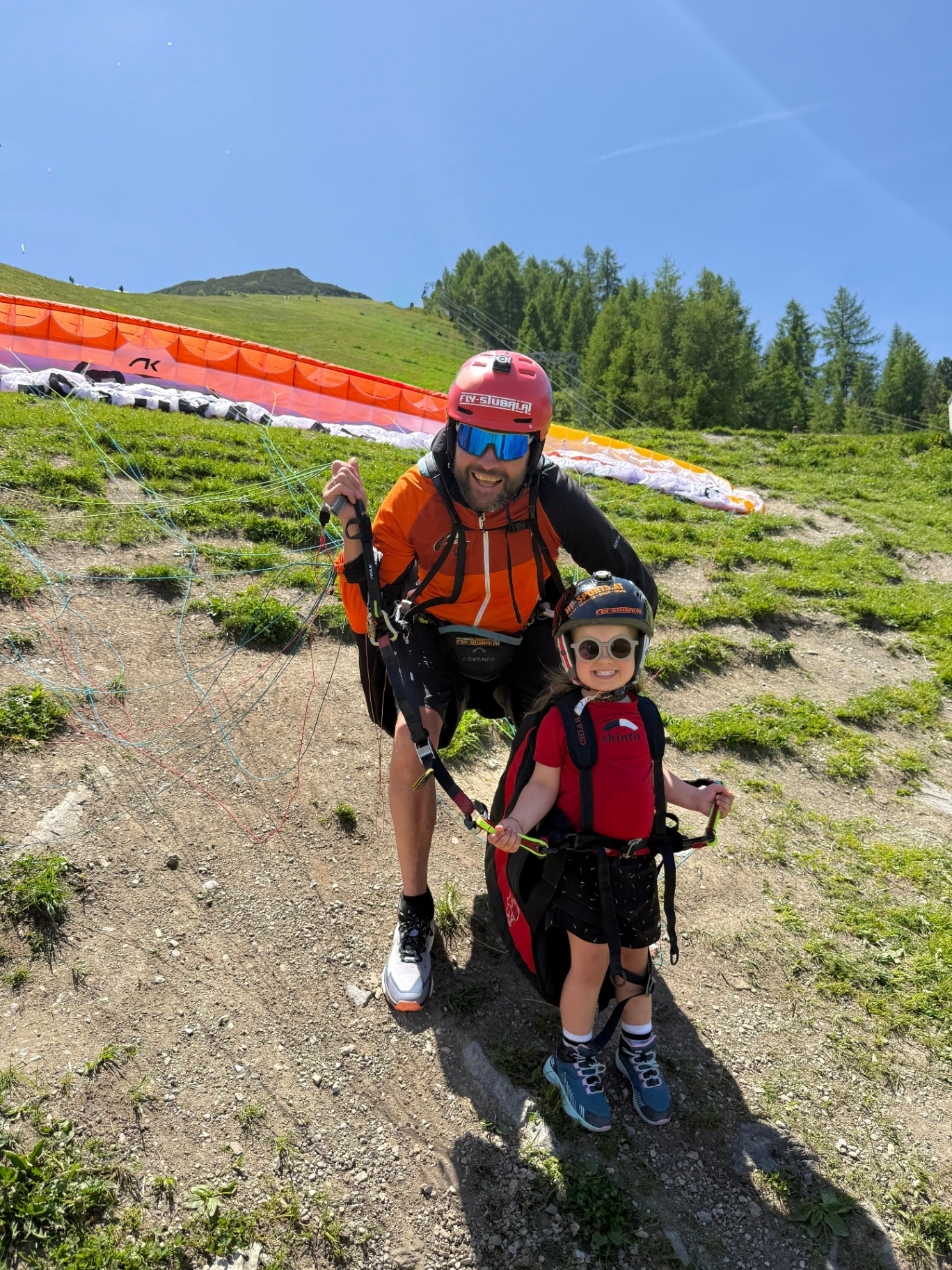 Kinder-Tandemflug – Pilot mit kleinem Mädchen am Startplatz
