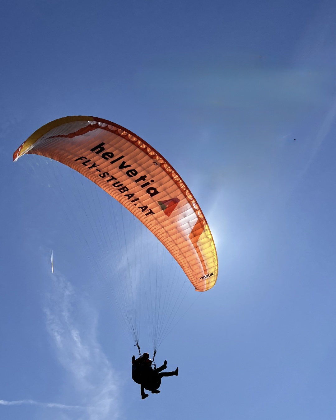 Gleitschirm helvetia von unten gegen blauen Tiroler Himmel