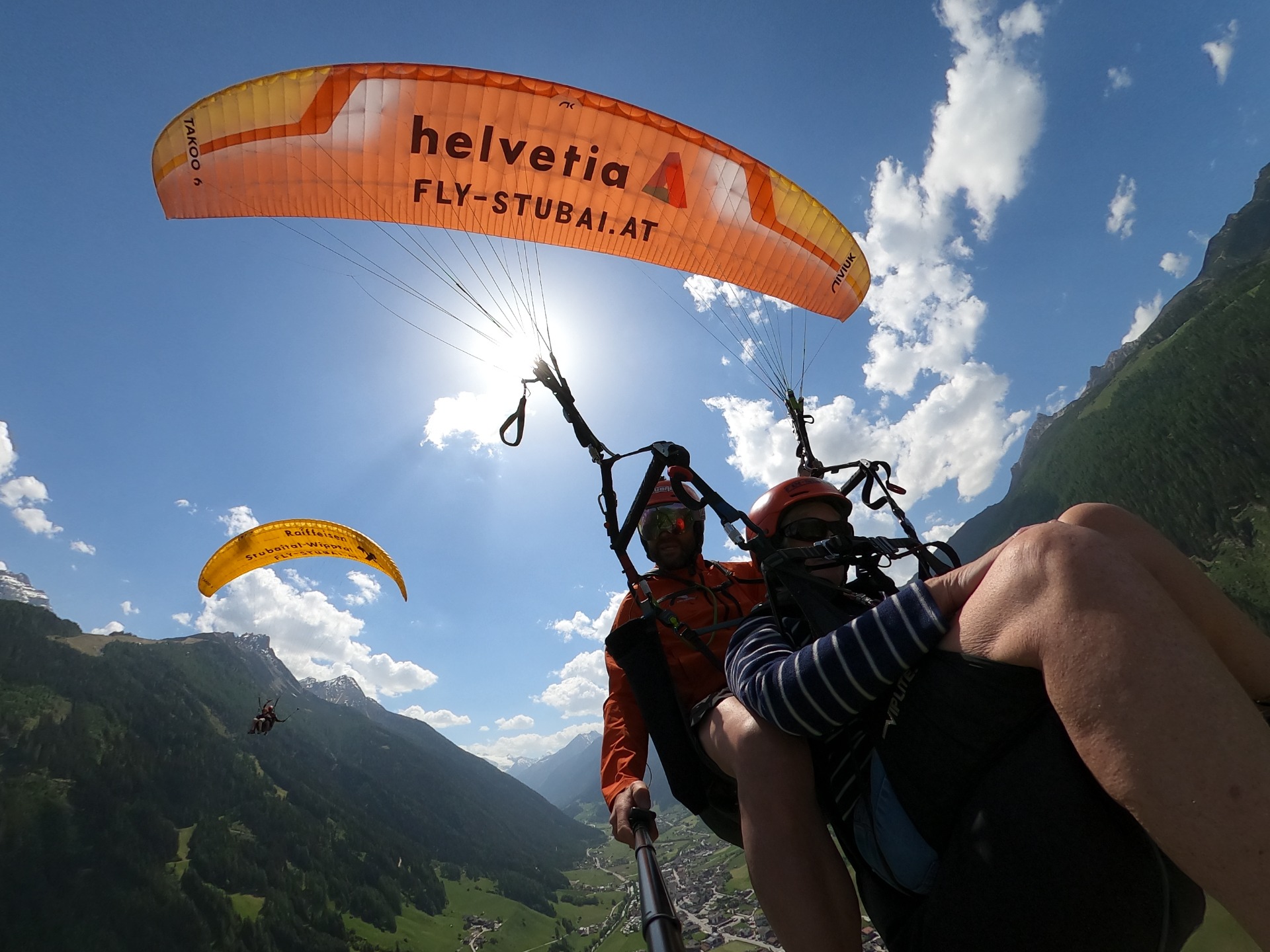 Paragliding-Aufnahme aus der Luft mit zwei Schirmen über dem Stubaital nahe Innsbruck