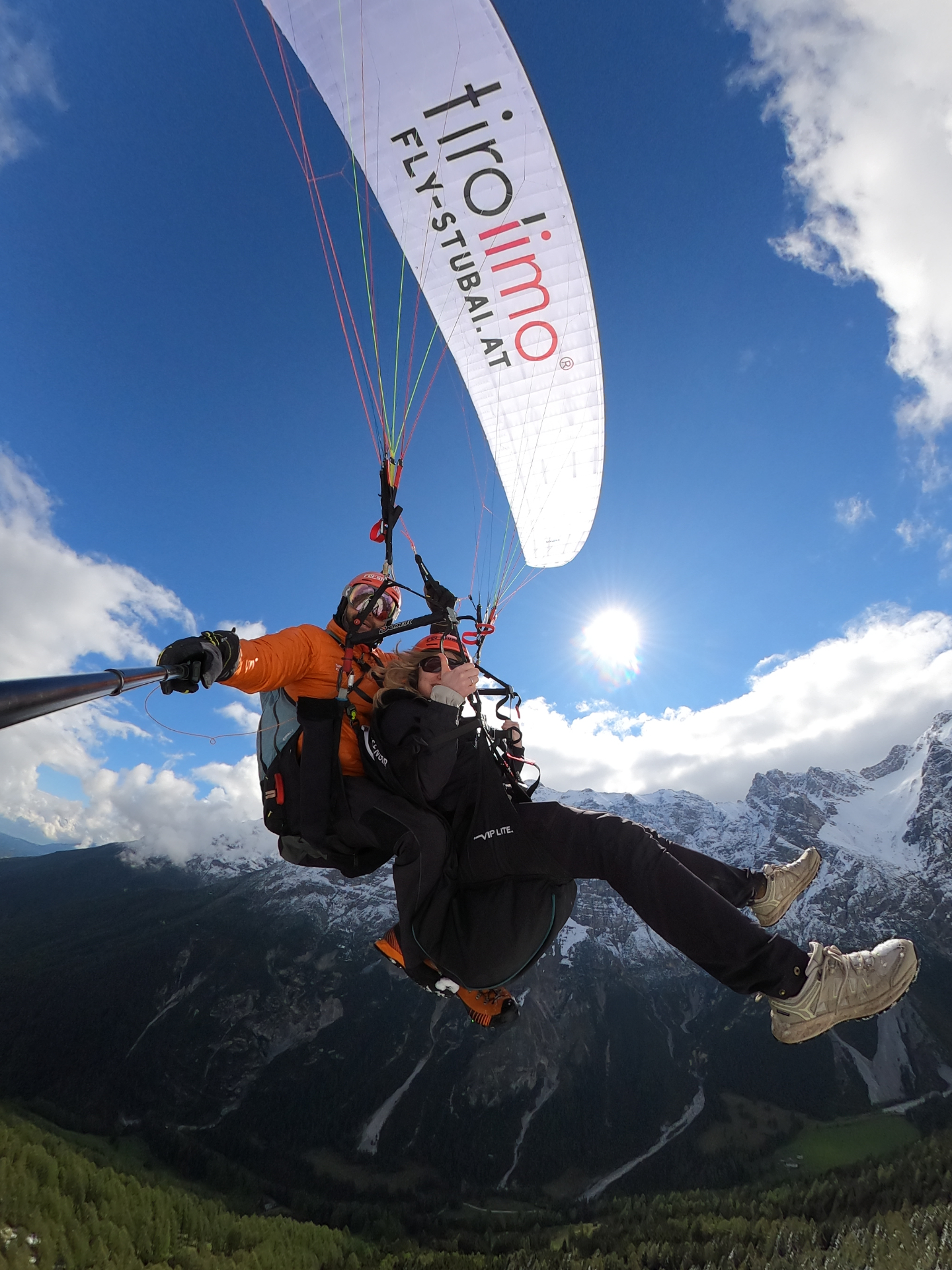 Tandem-Paragliding mit Fly-Stubai Schirm über schneebedeckten Tiroler Bergen
