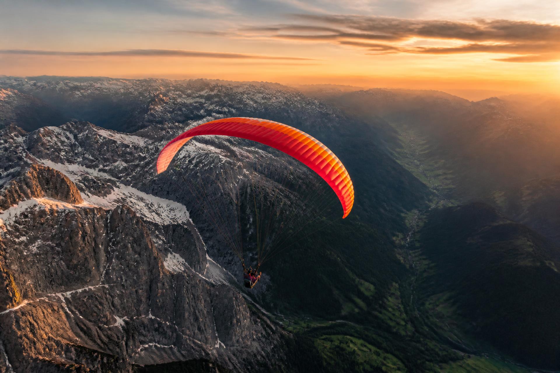 Tandem Paragliding über den Alpen nahe Innsbruck im Abendlicht